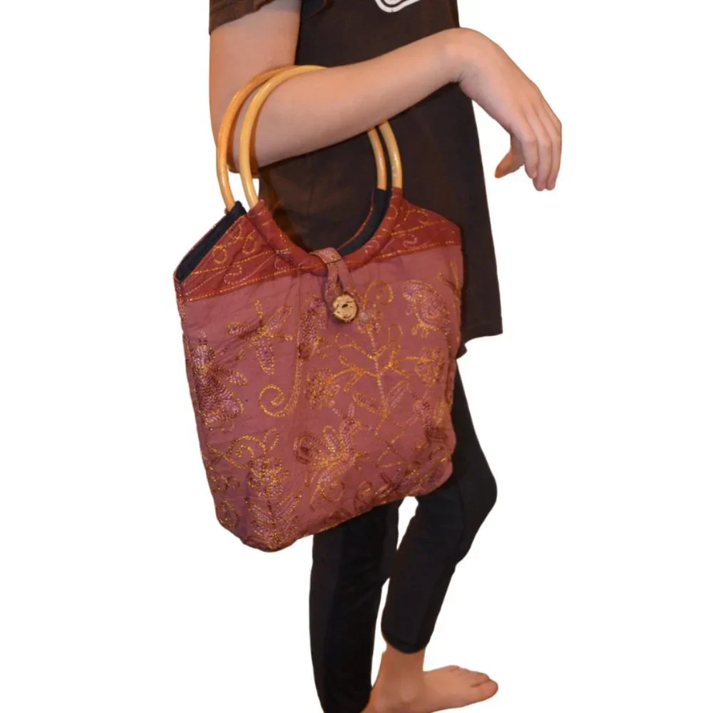 MAO-MIEW J.Jsec.16 Red Embroidery Gold Accents Wood Bamboo Handles Hand Bag